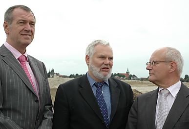 011_14832 Gerhard Puttfarcken, Airbus-Chef; Hartmut Wegener Geschftsfhrer der ReGe Hamburg Projekt-Realisierungsgesellschaft und rechts Hamburgs Wirtschaftssenator Gunnar Uldall - im Hintergrund die Kirche von Neuenfelde.  