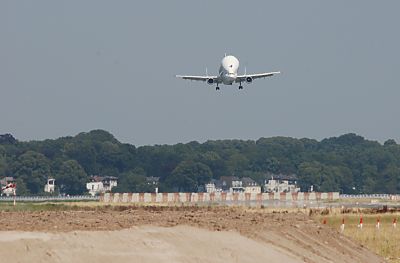 011_15901 das Frachtflugzeug Beluga fliegt ber der Elbe und setzt zur Landung an - im Hintergrund das Elbufer mit Husern, die zu Hamburg Blankenese gehren.  