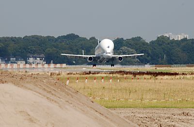 011_15902 das Airbus Frachtflugzeug landet in Hamburg Finkenwerder.   