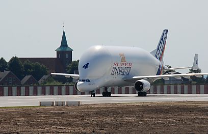 011_15904 Bdas Flugzeug hat gewendet und rollt zurck, um seine Ladung lschen zu lassen - links die St. Pankratiuskirche in Hamburg Neuenfelde. 