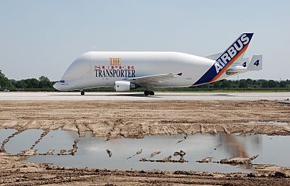 011_15905 das Airbus Beluga Transportflugzeug transportiert Rumpfteile der A330 / A 340 zwischen Hamburg und Toulouse, dem franzsischen Aribus Werk. 