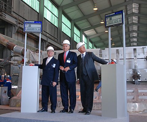 011_15603 - Hamburgs Wirtschaftssenator Gunnar Uldall und der Brgermeister Ole von Beust starten per Knopfdruck eine Elektrolysezelle zur Aluminiumproduktion - in der Mitte Heinz-Peter Schlter, der Vorstandsvorsitzende und Eigentmer der TRIMET.