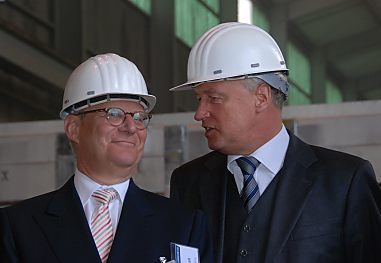 011_15604 - Senator Uldall und Brgermeister Beust mit weissem Schutzhelm in der Fabrikationshalle.