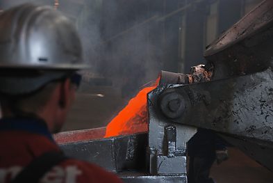 011_15606 - ein Arbeiter mit Schutzhelm und Schutzbrille beim Befllen einer Elektrolysezelle. 