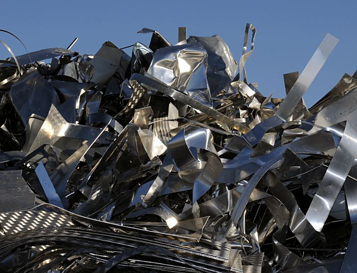 11_21449 Lagerplatz von Aluminiumschrott auf dem Gelnde der Hydro Aluminium Deutschland GmbH in Hamburg. Das Leichtmetall Aluminium wird in Schmelzfen recycelt, hierbei wird im Verhltnis zur Herstellung nur 5% der Energie aufgewendet. Das Recycling von Aluminium kann ohne wesentlichen Materialverlust immer wiederholt werden. Bilder der Hydro Aluminium Deutschland GmbH - Lager Aluminiumschrott, Recycling.