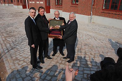 011_15416 - Kulturstaatsrat Detlef Gottschalck, Volker Reimers (Geschftsfhrer der Betreibergesellschaft LeisureWorkGroup), Wirtschaftssenator Gunnar Uldall,  und ReGe Geschftsfhrer Hartmut Wegener bei der symbolischen Schlsselbergabe ( + die Medienvertreter werfen ihre Schatten). 