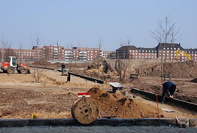 011_15420 - Landschaftsgrtner gestalten die Grnanlage am Mggenburger Zollhafen; im Hintergrund Gebude der Veddel. 