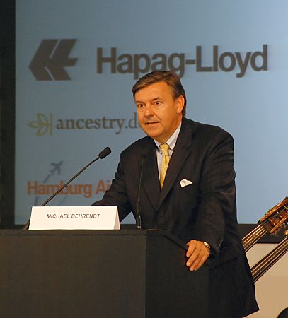 011_15842 - Vorstandsvorsitzende der Hapag Lloyd AG Michael Behrendt am Rednerpult.