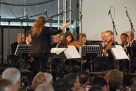 011_15843 - das philharmonische Staatsorchester Hamburg spielt unter der Leitung von Simone Young bei der Erffnungsfeier des Auswanderer Museums. 