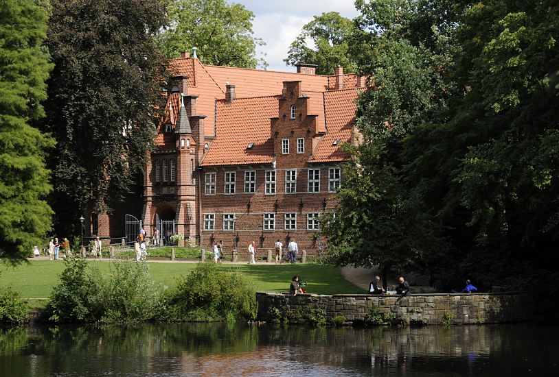 Bilder aus den Hamburger Bezirken - Bergedorfer Schloss und Stadtgraben  11_21461 Die Ursprnge vom Bergedorfer Schloss wurde um 1220 angelegt, der jetzige Bau ab dem 15. Jh. entwickelt und seitdem mehrfach verndert. Die Anlage steht seit 1926 unter Denkmalschutz. Ab 1953 beinhaltet das historische Gebude das Museum fr Bergedorf und die Vierlande. Im Vordergrund sitzen vor dem Schloss Menschen am kleinen See, der durch die aufgestaute Bille entstanden ist - Touristen gehen in der Sonne im Schlosspark spazieren. www.hamburg-fotograf.com