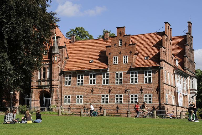 Bilder aus den Hamburger Bezirken - Bergedorfer Schloss und Stadtgraben   11_21462 Fotos aus Hamburg - Bilder vom Bezirk Hamburg Bergedorf :: Die Ursprnge vom Bergedorfer Schloss wurde um 1220 angelegt, der jetzige Bau ab dem 15. Jh. entwickelt und seitdem mehrfach verndert. Die Anlage steht seit 1926 unter Denkmalschutz. Ab 1953 beinhaltet das historische Gebude das Museum fr Bergedorf und die Vierlande. Bergedorfer sitzen in der Sonne auf der Wiese vor dem Schlossgebude. www.hamburg-fotograf.com