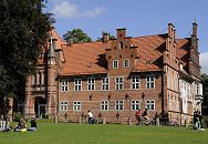 11_21462 Die Ursprnge vom Bergedorfer Schloss wurde um 1220 angelegt, der jetzige Bau ab dem 15. Jh. entwickelt und seitdem mehrfach verndert. Die Anlage steht seit 1926 unter Denkmalschutz. Ab 1953 beinhaltet das historische Gebude das Museum fr Bergedorf und die Vierlande. Bergedorfer sitzen in der Sonne auf der Wiese vor dem Schlossgebude.  www.hamburg-fotograf.com