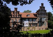 11_21463 Die Ursprnge vom Bergedorfer Schloss wurde um 1220 angelegt, der jetzige Bau ab dem 15. Jh. entwickelt und seitdem mehrfach verndert. Die Anlage steht seit 1926 unter Denkmalschutz. Ab 1953 beinhaltet das historische Gebude das Museum fr Bergedorf und die Vierlande. Das Wasserschloss ist von einem Schlossgraben umgeben.  www.hamburg-fotograf.com