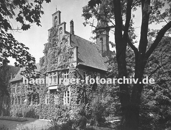 historische Bilder aus dem Hamburg Bergedorf - altes Foto vom Bergedorfer Schloss.  11_21464 historisches Foto vom Bergedorfer Schloss ca. 1938 - Die Ursprnge vom Wasserschloss in Bergedorf wurde um 1220 angelegt, der jetzige Bau ab dem 15. Jh. entwickelt und seitdem mehrfach verndert. Die Anlage steht seit 1926 unter Denkmalschutz. Ab 1953 beinhaltet das historische Gebude das Museum fr Bergedorf und die Vierlande. www.www.hamburger-bildarchiv.de