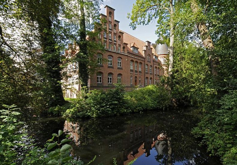 historische Bilder aus dem Hamburg Bergedorf - altes Foto vom Bergedorfer Schloss.  11_21465 Blick ber den Schlossgraben zum Bergedorfer Schloss. Die Ursprnge vom Wasserschloss in Bergedorf wurde um 1220 angelegt, der jetzige Bau ab dem 15. Jh. entwickelt und seitdem mehrfach verndert. Die Anlage steht seit 1926 unter Denkmalschutz. Ab 1953 beinhaltet das historische Gebude das Museum fr Bergedorf und die Vierlande. www.hamburg-fotograf.com