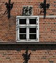 11_21468 Fensterdetail und Mauerwerk der historische Architektur vom Bergedorfer Schloss. Die Ursprnge des Wasserschlosses in Bergedorf wurde um 1220 angelegt, der jetzige Bau ab dem 15. Jh. entwickelt und seitdem mehrfach verndert. Die Anlage steht seit 1926 unter Denkmalschutz. Ab 1953 beinhaltet das historische Gebude das Museum fr Bergedorf und die Vierlande. www.hamburg-fotograf.com