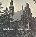 11_21469 historische Fotografie vom Bergedorfer Schloss ca. 1936 - die Fassade des Gebudes ist mit Efeu bewachsen - eine schmale Brcke fhrt ber den Schlossgraben. Die Ursprnge des Wasserschlosses in Bergedorf wurde um 1220 angelegt, der jetzige Bau ab dem 15. Jh. entwickelt und seitdem mehrfach verndert. Die Anlage steht seit 1926 unter Denkmalschutz. Ab 1953 beinhaltet das historische Gebude das Museum fr Bergedorf und die Vierlande. www.hamburger-fotoarchiv.de