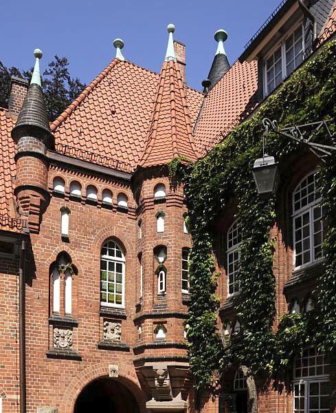 Bilder aus Hamburg Bergedorf / Bergedorfer Schloss  11_21470 Fassade vom Bergedorfer Schloss mit Trmen und Efeu. Die Ursprnge des Wasserschlosses in Bergedorf wurde um 1220 angelegt, der jetzige Bau ab dem 15. Jh. entwickelt und seitdem mehrfach verndert. Die Anlage steht seit 1926 unter Denkmalschutz. Ab 1953 beinhaltet das historische Gebude das Museum fr Bergedorf und die Vierlande. www.hamburg-fotograf.com