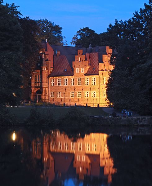 Fotos von Bergedorf - das Schloss zur "blauen Stunde"   11_21471 Das Bergedorfer Schloss in der Abendd�mmerung zur "Blauen Stunde". Abends wird das historische Geb�ude angestrahlt; Bergedorfer sitzen in der Sommernacht am Wasser der aufgestauten Bille, in dem sich das Schloss Spiegelt. Die Urspr�nge des Wasserschlosses in Bergedorf wurde um 1220 angelegt, der jetzige Bau ab dem 15. Jh. entwickelt und seitdem mehrfach ver�ndert. Die Anlage steht seit 1926 unter Denkmalschutz. Ab 1953 beinhaltet das historische Geb�ude das Museum f�r Bergedorf und die Vierlande. �www.hamburg-fotograf.com