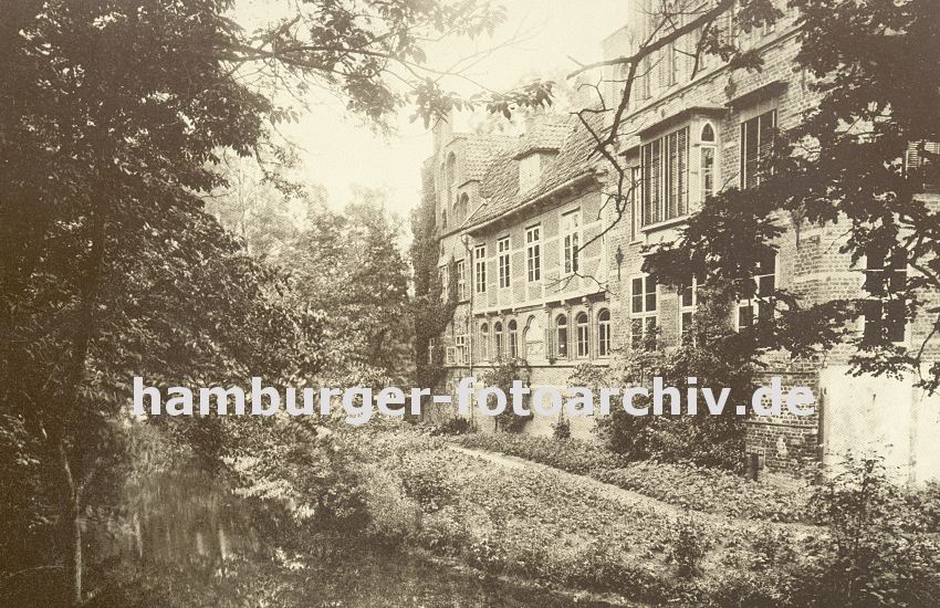 altes Bild von Hamburg Bergedorf - historisches Foto Wassergraben und Bergedorfer Schloss ca. 1890   11_21472 historische Aufnahme vom Schloss in Hamburg-Bergedorf ca. 1890; im Wassergraben spiegeln sich die Bume - ein schmaler Weg fhrt um das Schlossgebude. Die Ursprnge vom Wasserschloss in Bergedorf wurde um 1220 angelegt, der jetzige Bau ab dem 15. Jh. entwickelt und seitdem mehrfach verndert. Die Anlage steht seit 1926 unter Denkmalschutz. Ab 1953 beinhaltet das historische Gebude das Museum fr Bergedorf und die Vierlande. www.hamburger-fotoarchiv.de