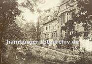 11_21472 historische Aufnahme vom Schloss in Hamburg-Bergedorf ca. 1890; im Wassergraben spiegeln sich die Bume - ein schmaler Weg fhrt um das Schlossgebude. Die Ursprnge vom Wasserschloss in Bergedorf wurde um 1220 angelegt, der jetzige Bau ab dem 15. Jh. entwickelt und seitdem mehrfach verndert. Die Anlage steht seit 1926 unter Denkmalschutz. Ab 1953 beinhaltet das historische Gebude das Museum fr Bergedorf und die Vierlande. www.hamburger-fotoarchiv.de