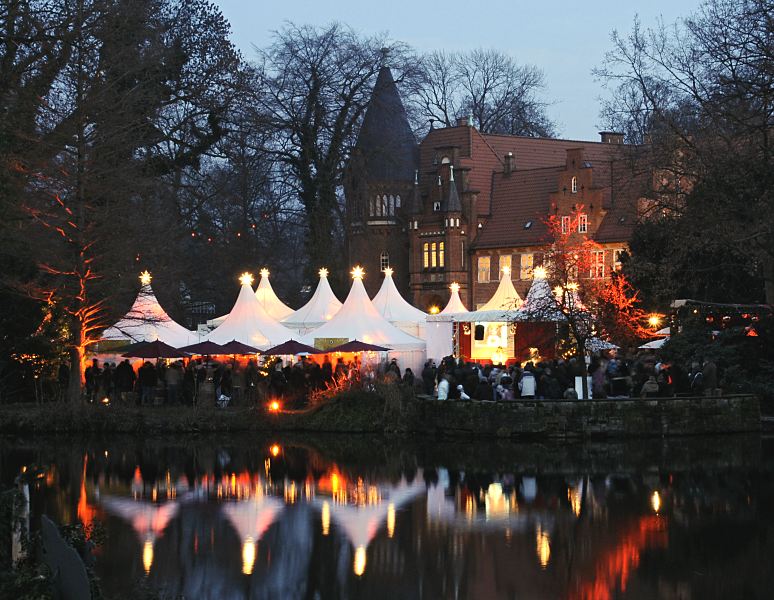 Bilder vom Weihnachtsmarkt in Hamburg Bergedorf - Fotos von Weihnachten in Hamburg.   11_21473 Vor dem Bergedorfer Schloss findet der Bergedorfer Weihnachtsmarkt in den Adventswochen vor Weihnachten statt. Weisse Zelte sind um die Schlosswiese herum aufgestellt, in denen sich die unterschiedlichsten Verkaufsstnde befinden. Auf den Zeltspitzen sind beleuchtete Sterne angebracht, die sich in der einbrechenden Dunkelheit im Wasser der Bille spiegeln. www.hamburg-fotograf.com