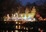 11_21477 Der Weihnachtsmarkt auf dem Bergedorfer Schlossgelnde erstrahlt im Lichterglanz. Der Markt ist gut besucht unter den Zelten drngen sich die Besucher des traditionellen Hamburger Weihnachtsmarkt. In den Abendstunden wird das historische Schloss angeleuchtet. www.hamburg-fotograf.com