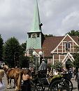 11_21480 Die historische Kirche in Hamburg Bergedorf St. Petri und Pauli wird gerne als Hochzeitkirche zur romantischen Trauung genommen. Eine Hochzeitskutsche mit zwei Pferden steht auf dem Kirchenplatz und wartet auf das Hochzeitspaar.    www.hamburg-fotograf.com