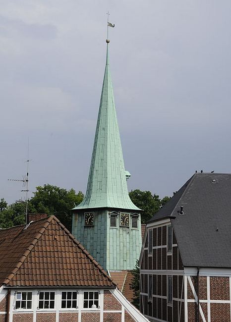 Hamburgbilder Kirche + Fachwerkhuser in  Bergedorf 11_21482 Zwischen den Fachwerkhusern ragt der Kirchturm der St. Petri und Pauli Kirche empor - dahinter sind die Bume des Schlossparks vom Bergedorfer Schloss zu erkennen.  www.hamburg-fotograf.com