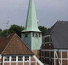 11_21482 Zwischen den Fachwerkhusern ragt der Kirchturm der St. Petri und Pauli Kirche empor - dahinter sind die Bume des Schlossparks vom Bergedorfer Schloss zu erkennen.  www.hamburg-fotograf.com