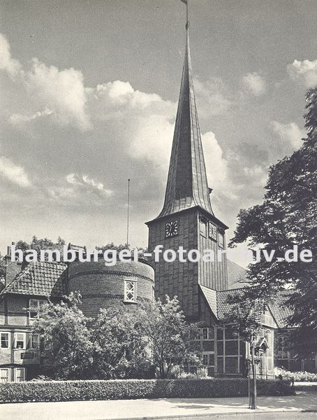 historisches Hamburg Motiv; Hasse - Haus + Kirche Kunstdruck -- 11_21483 altes Foto ca. 1936  von der Bergedorfer Kantorei und der St. Petri und Pauli Kirche. In dem Fachwerkgeb�ude, dem fr�heren Organistenhaus, wurde 1699 der Rokoko Komponist Johann Adolph Hasse geboren. Der runde Klinkerturm ist erst 1836 errichtet.  www.hamburger-fotoarchiv.de
