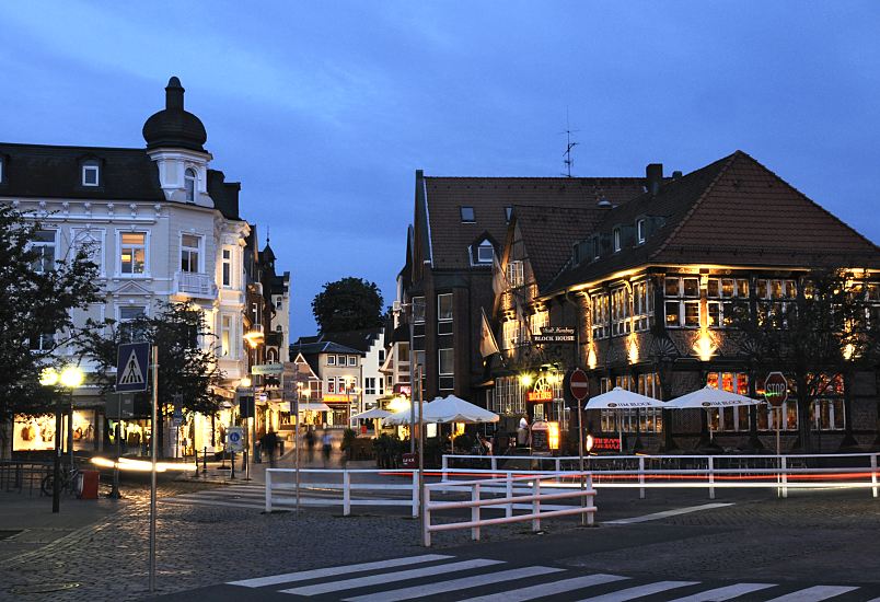 Nachtaufnahme von Hamburg - Blaue Stunde - Foto aus dem Stadtteil Bergedorf   ||  11_21486 Blick von der Alten Holstenstrasse in die Strasse Sachsentor der City Bergedorfs - die Geschfte sind in der Abenddmmerung zur "Blauen Stunde" beleuchtet. Rechts das historische Fachwerkgebude vom Gasthaus "Stadt Hamburg", das um 1550 gegrndet wurde - es befindet sich jetzt dort ein Fleischrestaurant; im Sommer knnen die Gste auf der Strasse unter Sonneschirmen sitzen und essen. www.hamburg-fotograf.com