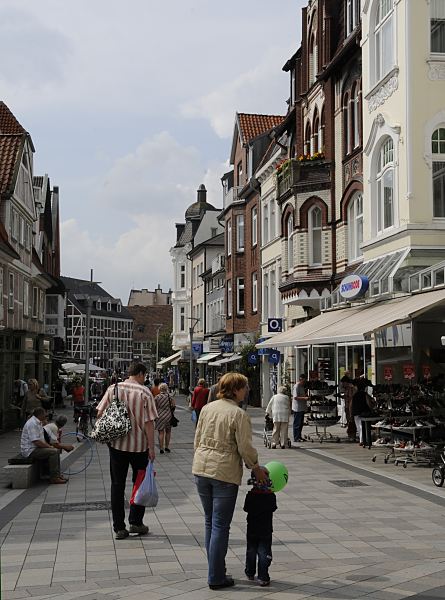 Foto Bezirk / Stadtteil Hamburg Bergedorf&nbsp;   11_21491_2 Blick in die verkehrsberuhigte Bergedorfer Einkaufsstrasse Sachsentor - im Hintergrund das Fachwerkhaus der historischen Bergedorfer Kornwasserm�hle, die dort and der aufgestauten Bille errichtet wurde. �www.hamburg-fotograf.com