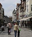 11_21491_2 Blick in die verkehrsberuhigte Bergedorfer Einkaufsstrasse Sachsentor - im Hintergrund das Fachwerkhaus der historischen Bergedorfer Kornwassermhle, die dort an der aufgestauten Bille errichtet wurde. www.hamburg-fotograf.com