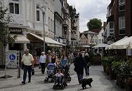 11_21491 in der Bergedorfer Fussgngerzone Sachsentor stehen neben historischen Fachwerkhusern auch Geschftgebude und Wohnhuser der Grnderzeit oder moderne Neubauten. In Strassencafes kann man im Sommer unter grossen Sonnenschirmen im Freien sitzen, einen Kaffee trinken oder eine Mahlzeit zu sich nehmen.  www.hamburg-fotograf.com