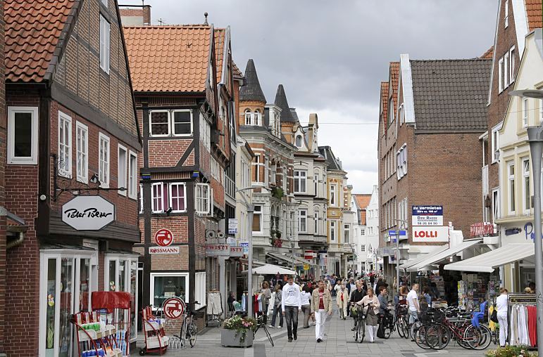 11_21495 Die Fussgngerzone der Einkaufsstrasse Sachsentor wird von den Bergedorfern gut besucht; viele kleine Geschfte haben dort ihren Sitz - diese stellen ihre Auslagen bei Sommerwetter auf die Strasse.  www.hamburg-fotograf.com  Bilder aus den Hamburger Stadtteilen - Fotos von Hamburg Bergedorf, Sachsentor.