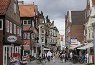 11_21495 Die Fussgngerzone der Einkaufsstrasse Sachsentor wird von den Bergedorfern gut besucht; viele kleine Geschfte haben dort ihren Sitz - diese stellen ihre Auslagen bei Sommerwetter auf die Strasse. www.hamburg-fotograf.com