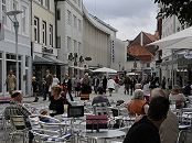 11_21497 Gste sitzen im Strassencaf auf dem Bergedorfer Markt und geniessen das Sommerwetter; Passanten schlendern bei dem Einkaufsbummel durch die Fussgngerzone der Bergedorfer Einkaufsstrasse Sachsentor. www.hamburg-fotograf.com