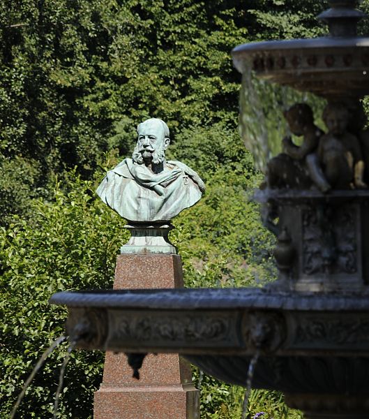 Fotografie vom Kaiser Wilhelm Platz,  Hamburg Bergedorf  11_21499 Bronzebste von Kaiser Wilhelm I. auf dem Bergedorfer Kaiser Wilhelm Platz; das Kaiser Wilhelm Denkmal wurde 1891 auf dem Platz nahe vom Bergedorfer Schloss aufgestellt.  www.hamburg-fotograf.com