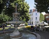 11_21501 Auf dem Kaiser Wilhelm Platz im Hamburger Stadtteil Bergedorf steht der Sievers Brunnen; der Springbrunnen wurde 1888 von Carl Sievers gestiftet. Sievers war der Besitzer der Bergedorfer Wasserwerke, die sich bis 1899 in privatem Eigentum befanden. www.hamburg-fotograf.com