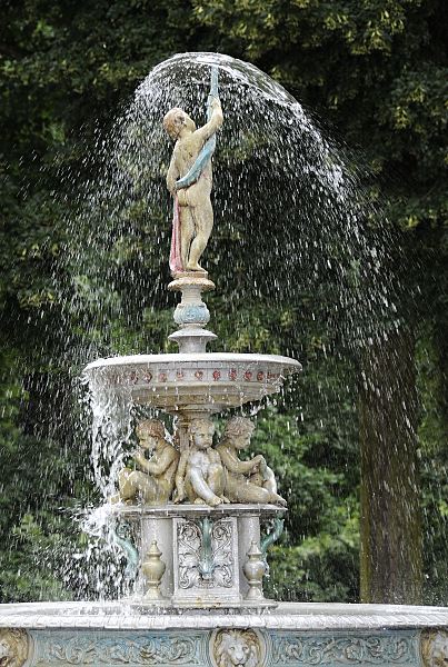 Foto vom Sievers Brunnen in Bergedorf 11_21502 Der gusseiserne Springbrunnen am Bergedorfer Kaiser Wilhelm Platz wird nach seinem Spender Carl Sievers auch Sievers Brunnen genannt. Auf seiner Spitze steht eine Putte von der das Wasser schirmfrmig nach unten fllt -  vier weitere Knaben sitzen unter dem kleinen Wasserbecken.  www.hamburg-fotograf.com