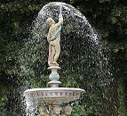 11_21502 Der gusseiserne Springbrunnen am Bergedorfer Kaiser Wilhelm Platz wird nach seinem Spender Carl Sievers auch Sievers Brunnen genannt. Auf seiner Spitze steht eine Putte von der aus das Wasser schirmfrmig nach unten fllt -  vier weitere Knaben sitzen unter dem kleinen Wasserbecken.  www.hamburg-fotograf.com