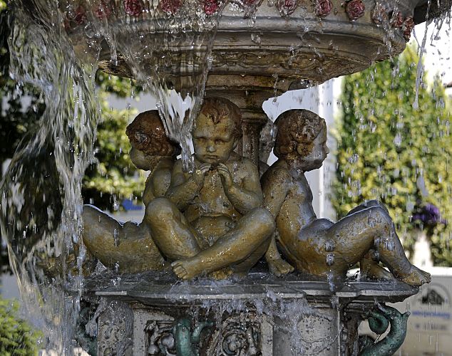 Abbildung der Putten am Sievers Brunnen in Hamburg Bergedorf   11_21503 Zwischen dem kleinen und grossen Becken vom gusseiserne Sievers Brunnen sitzen vier Putten unter dem rinnenden Wasser.  www.hamburg-fotograf.com