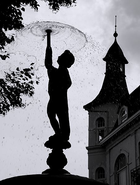 Gegenlicht Fotografie Springbrunnen  11_21504 Gegenlichtaufnahme von der Putte des Spring- brunnens am Kaiser Wilhelm Platz. Im Hintergrund der Erkerturm eines Grnderzeithauses am Sachsentor. www.hamburg-fotograf.com