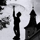 11_21504 Gegenlichtaufnahme von der Putte des Spring- brunnens am Kaiser Wilhelm Platz. Im Hintergrund der Erkerturm eines Grnderzeithauses am Sachsentor. www.hamburg-fotograf.com