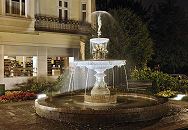 11_21505 Abends wird der Springbrunnen auf dem Kaiser Wilhelm Platz beleuchtet. Die zwei Wasserbecken aus Gusseisen und die einzelnen Dekorelemente der Wasseranlage sind farblich gefasst. www.hamburg-fotograf.com