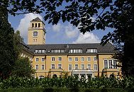 11_21507 Blick vom Rathauspark zum Bergedorfer Rathaus; das Rathaus von Bergedorf war ursprnglich eine 1899 errichtetes Wohnhaus, das nach seinem Bauherrn, einem Gummi-Kaufmann, die Messtorffsche Villa genannt wurde. Der Architekt des Gebudes war Johann Grotjahn. Als Folge der Wirtschaftskrise und Inflation mussten die Besitzer Haus und Gelnde 1924 verkaufen - die Stadt Bergedorf wurde Eigentmerin und baute das Gebude unter Leitung des Stadtbaurats Wilhelm Krger und dem Architekten Georg Lindner zum Rathaus um. www.hamburg-fotograf.com