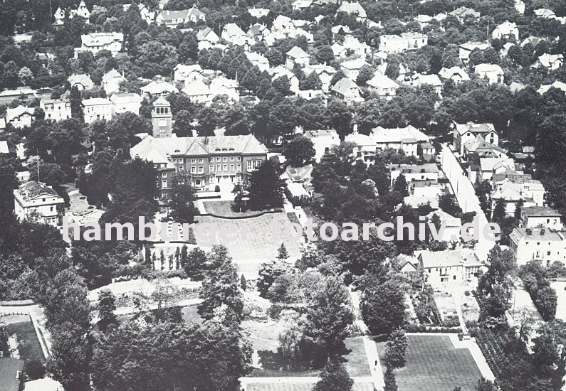 historisches Luftbild vom Rathaus Hamburg Bergedorf und dem Bergedorfer Villenviertel  11_21510 Historische Luftaufnahme vom Bergedorfer Rathaus und dem Rathauspark ca. 1936. Im Vordergrund liegt der Rathauspark mit einer Rasenflche vor dem Rathausgebude - hinter dem Rathaus ist die  Vielfalt der Architektur im Bergedorfer Villenviertel zu erkennen. Das Rathaus von Bergedorf war ursprnglich eine 1899 errichtetes Wohnhaus, das nach seinem Bauherrn, einem Gummi-Kaufmann, die Messtorffsche Villa genannt wurde. Der Architekt des Gebudes war Johann Grotjahn. Als Folge der Wirtschaftskrise und Inflation mussten die Besitzer Haus und Gelnde 1924 verkaufen - die Stadt Bergedorf wurde Eigentmerin und baute das Gebude unter Leitung des Stadtbaurats Wilhelm Krger und dem Architekten Georg Lindner zum Rathaus um. www.hamburg-fotograf.com