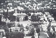 11_21510 Historische Luftaufnahme vom Bergedorfer Rathaus und dem Rathauspark ca. 1936. Im Vordergrund liegt der Rathauspark mit einer Rasenflche vor dem Rathausgebude - hinter dem Rathaus ist die  Vielfalt der Architektur im Bergedorfer Villenviertel zu erkennen. Das Rathaus von Bergedorf war ursprnglich eine 1899 errichtetes Wohnhaus, das nach seinem Bauherrn, einem Gummi-Kaufmann, die Messtorffsche Villa genannt wurde. Der Architekt des Gebudes war Johann Grotjahn. Als Folge der Wirtschaftskrise und Inflation mussten die Besitzer Haus und Gelnde 1924 verkaufen - die Stadt Bergedorf wurde Eigentmerin und baute das Gebude unter Leitung des Stadtbaurats Wilhelm Krger und dem Architekten Georg Lindner zum Rathaus um. www.hamburg-fotograf.com