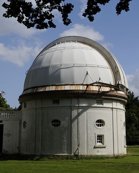 11_21515 Kuppelgebude des 1m Spiegelteleskops der Sternwarte Hamburg Bergedorf - aufgrund der historischen und ursprnglichen Architektur und der historischen Instrumente wurde die Gesamtanlage der Bergedorfer Sternwarte 1996 unter Denkmalschutz gestellt.   www.hamburg-fotograf.com  Kuppelgebude Sternwarte in Hamburg Bergedorf